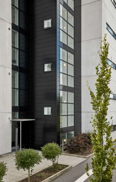 Betonkarréer ”limet” sammen med aluminiumsprofiler, Svanelundsbakken 16-22, 9800 Hjørring